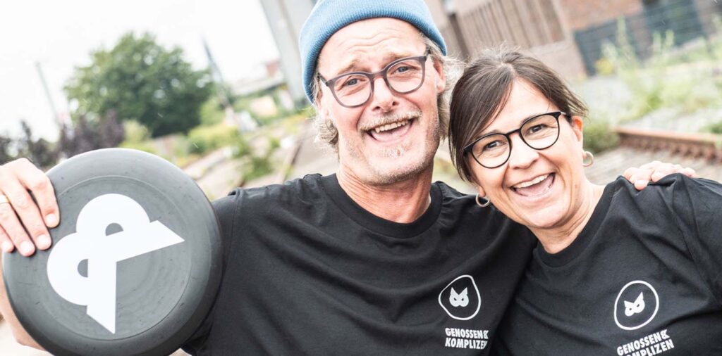 geno kom Werbeagentur GmbH GENOSSEN & KOMPLIZEN – (Fast) alles neu macht der Frühling Merch 2 Strategie Konzept Design Media Live Marken geno kom Werbeagentur GmbH GENOSSEN & KOMPLIZEN – (Fast) alles neu macht der Frühling Merch 1 Strategie Konzept Design Media Live Marken