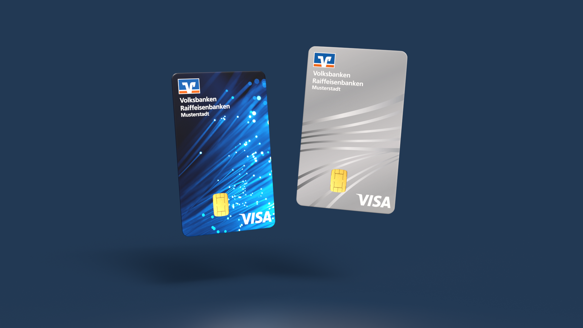 Zwei Bankkarten der Volksbanken Raiffeisenbanken schweben leicht versetzt vor einem dunkelblauen Hintergrund. Links ist die blaue Privatkundenkarte „Leuchtkraft“ zu sehen, rechts die silber-graue Firmenkundenkarte „Welle“. Beide Karten zeigen oben links das Logo der Volksbanken Raiffeisenbanken mit dem Schriftzug „Volksbanken Raiffeisenbanken Musterstadt“. Die blaue Karte ist mit leuchtenden, diagonalen Lichtlinien und kleinen Lichtpunkten gestaltet und trägt unten rechts das Visa-Logo. Die silber-graue Karte zeigt ein zurückhaltendes, wellenförmiges Linienmuster und trägt ebenfalls das Visa-Logo. Auf beiden Karten ist jeweils ein goldfarbener Chip auf der Vorderseite sichtbar.